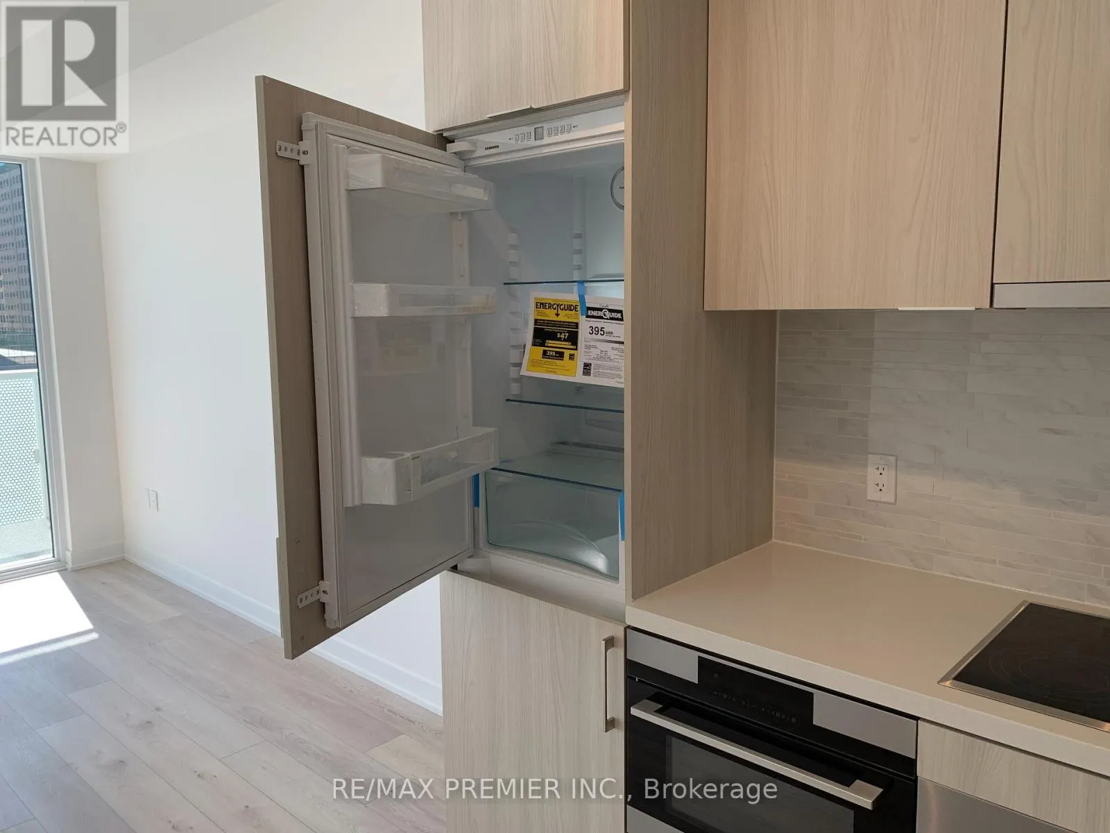 814 - 15 QUEENS QUAY E