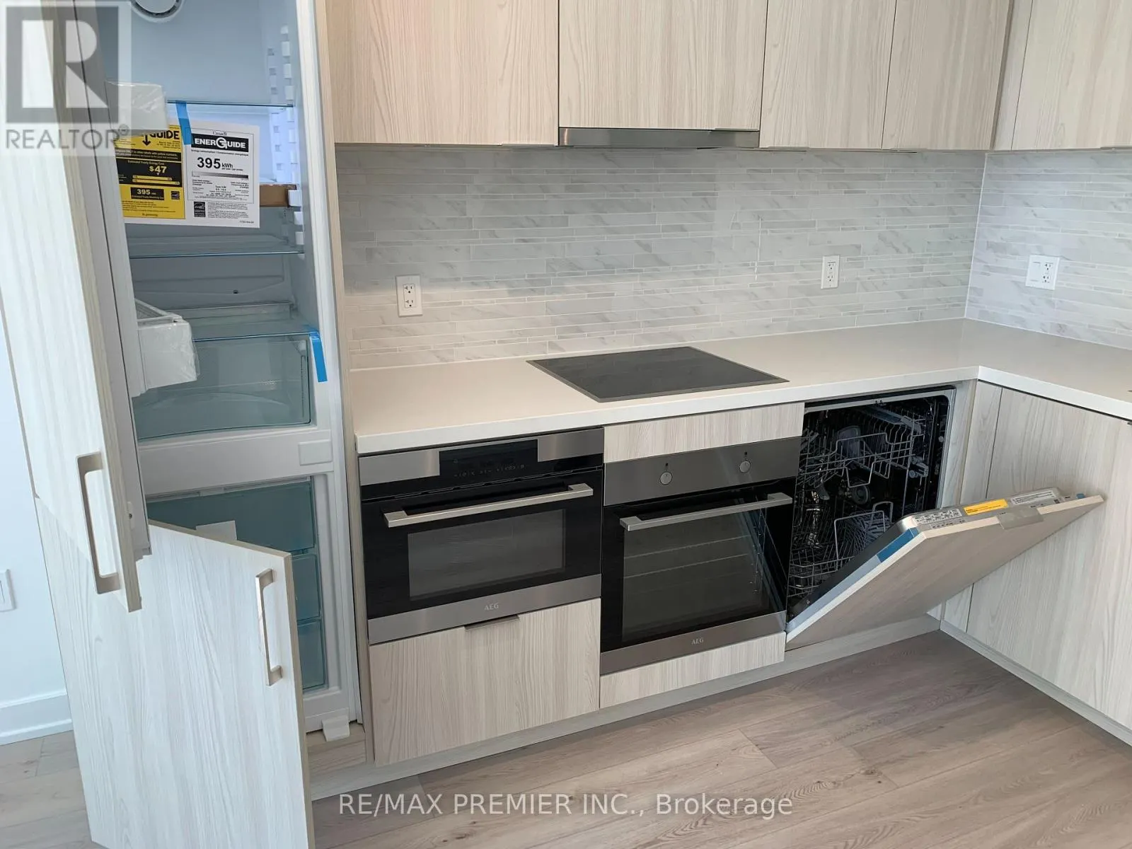 814 - 15 QUEENS QUAY E