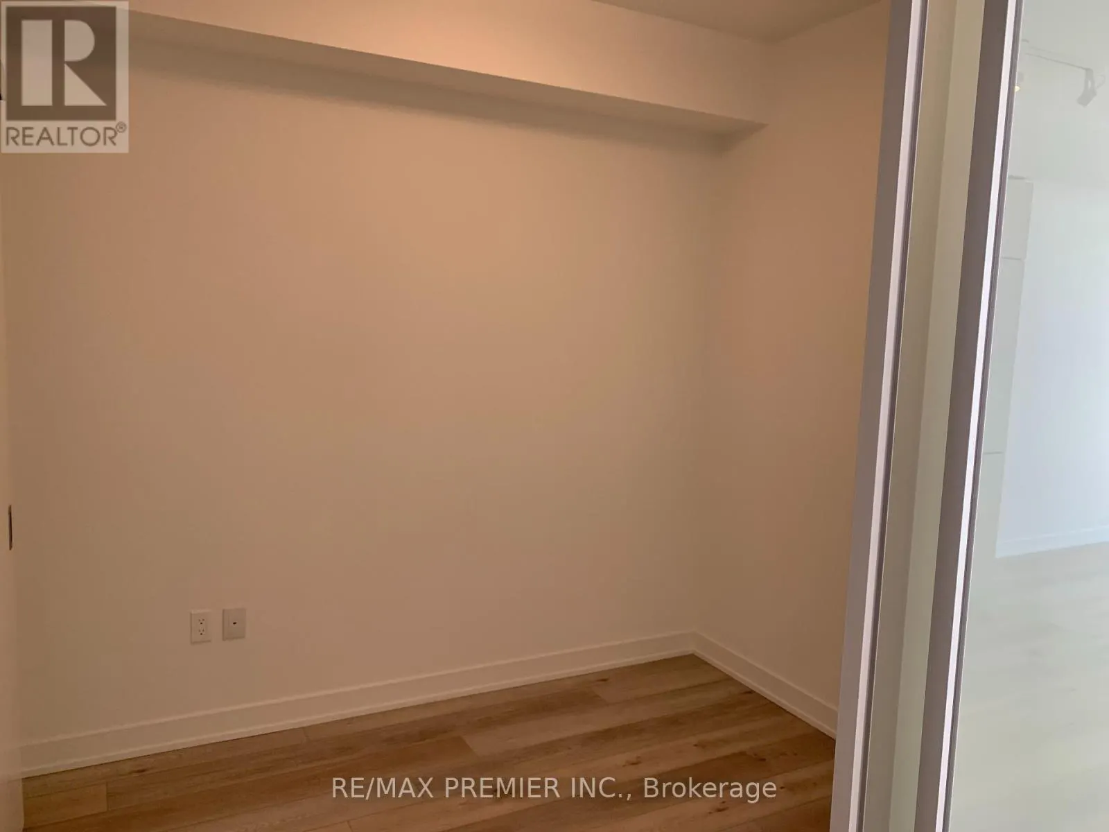 814 - 15 QUEENS QUAY E