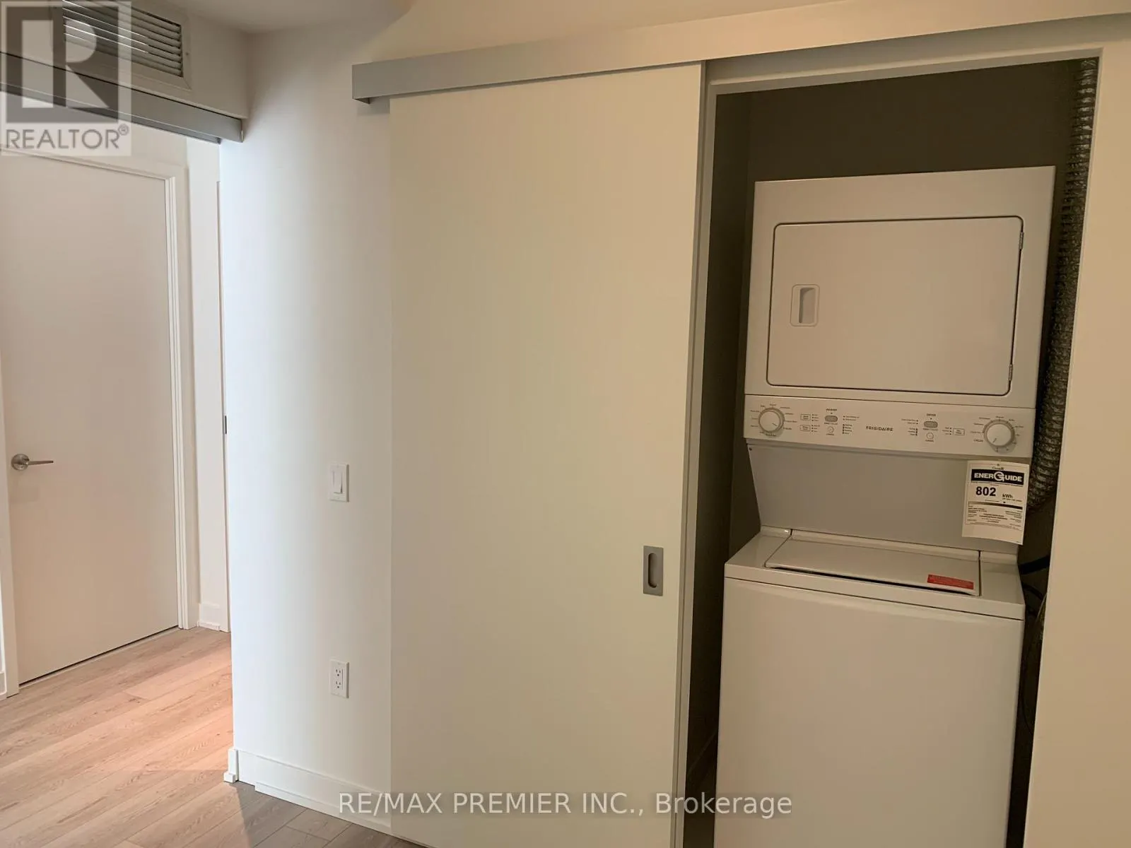 814 - 15 QUEENS QUAY E