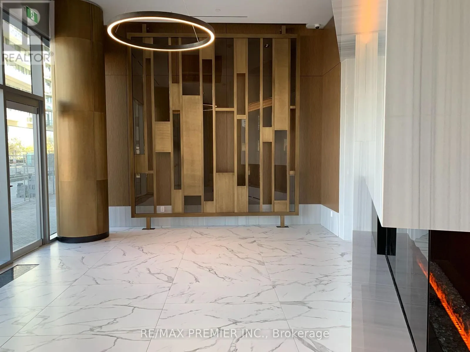 814 - 15 QUEENS QUAY E