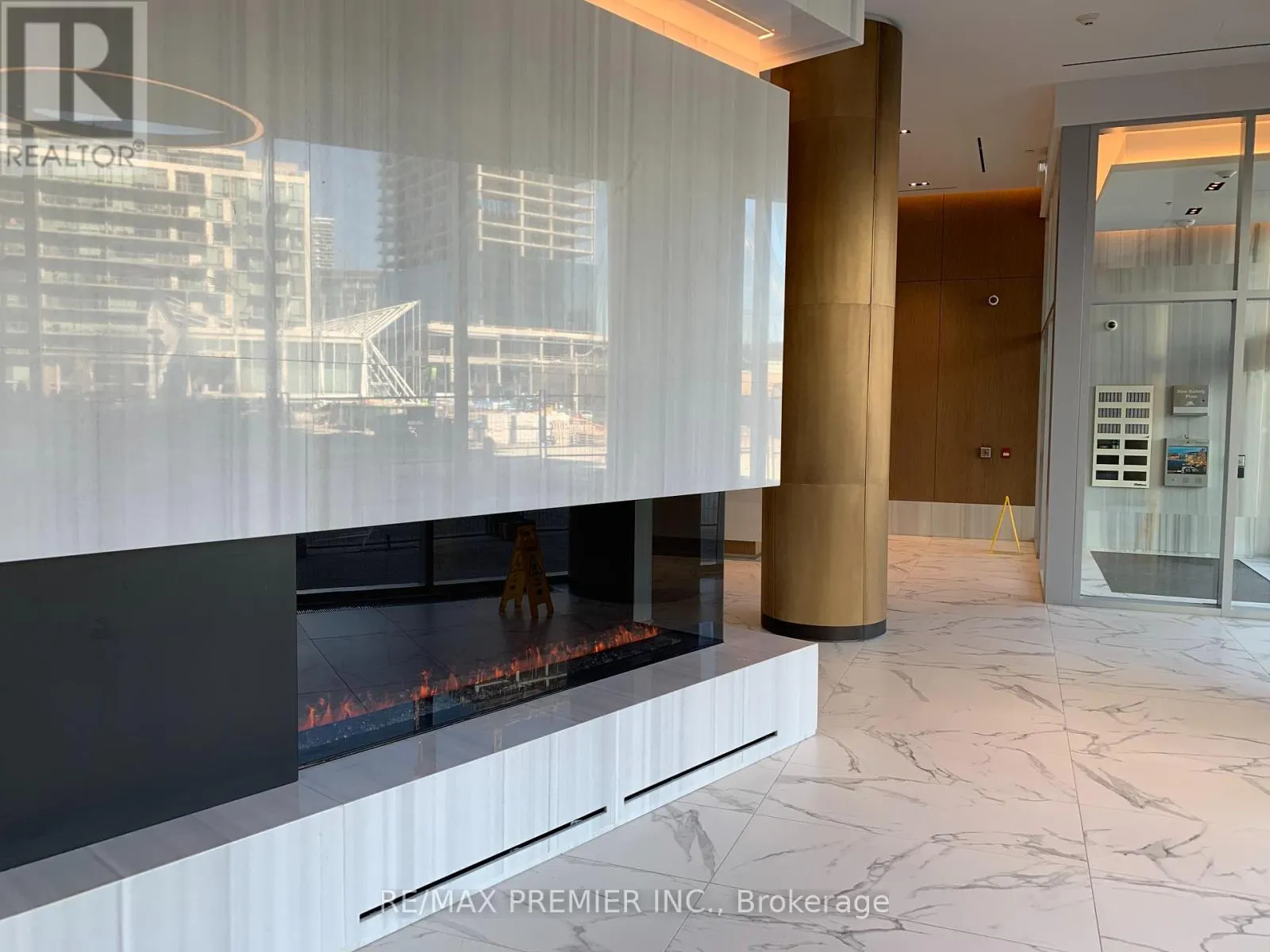 814 - 15 QUEENS QUAY E