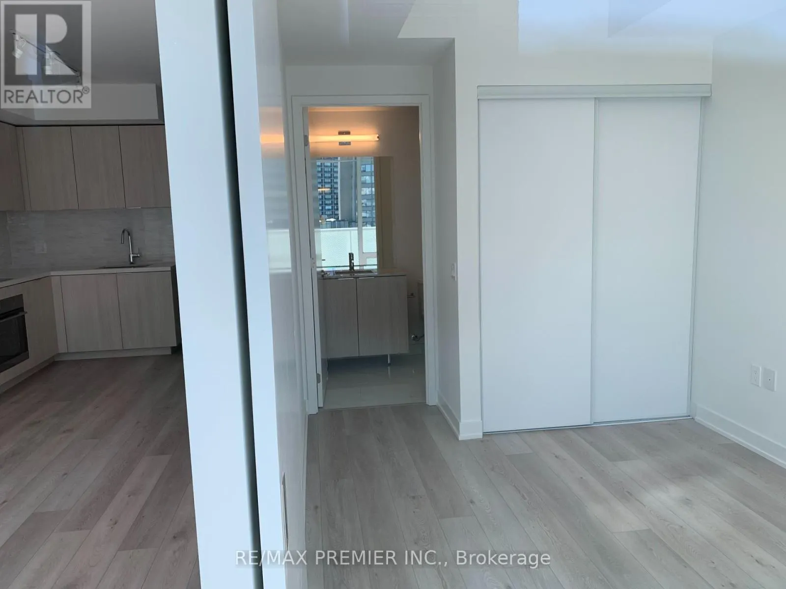 814 - 15 QUEENS QUAY E