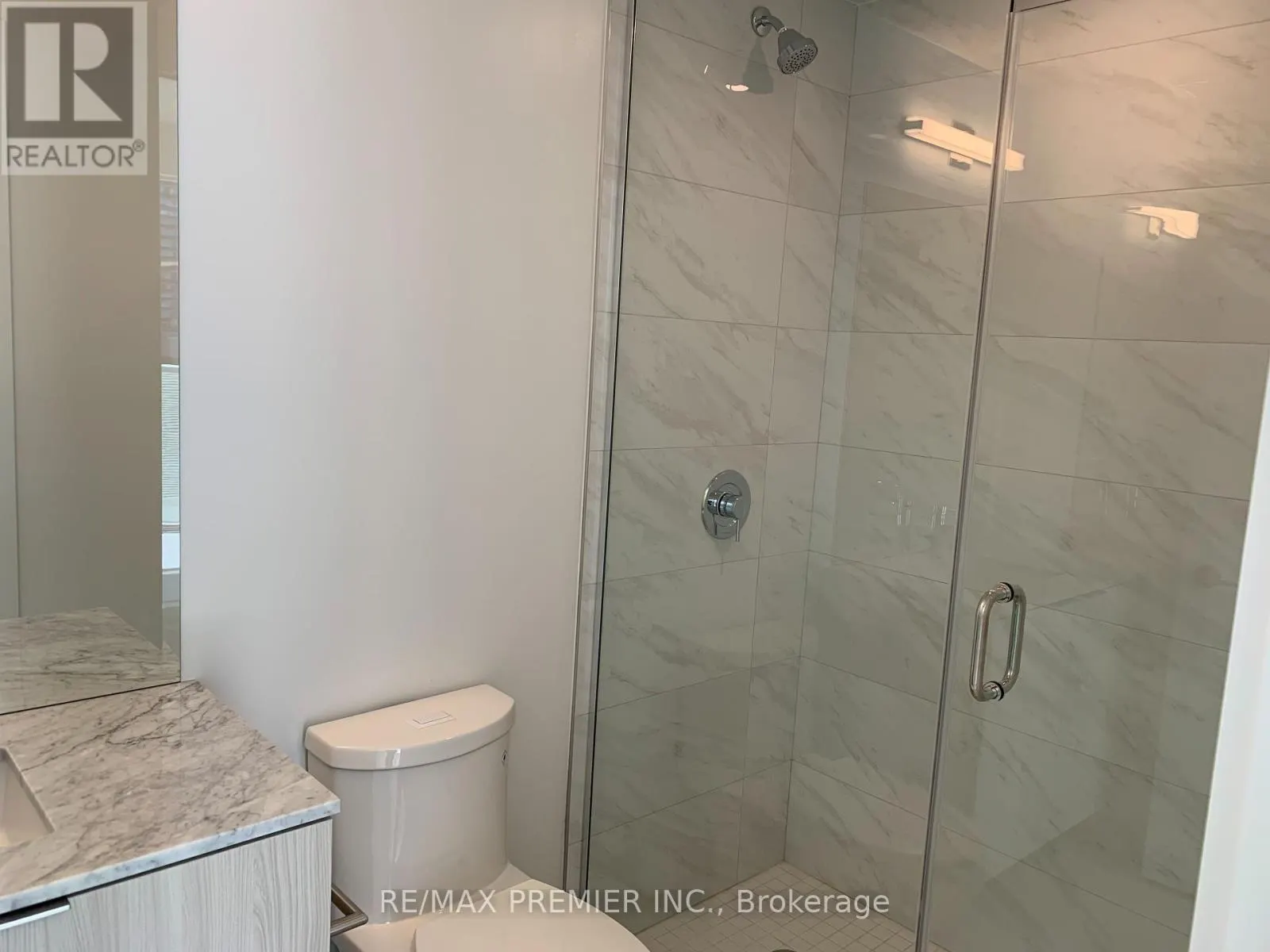 814 - 15 QUEENS QUAY E