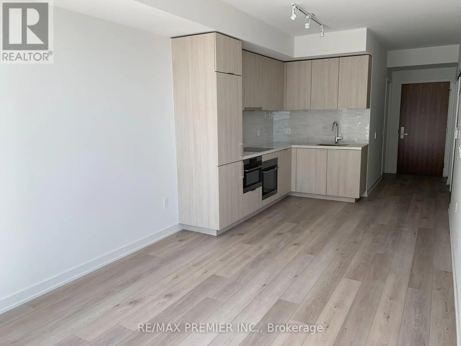 814 - 15 QUEENS QUAY E