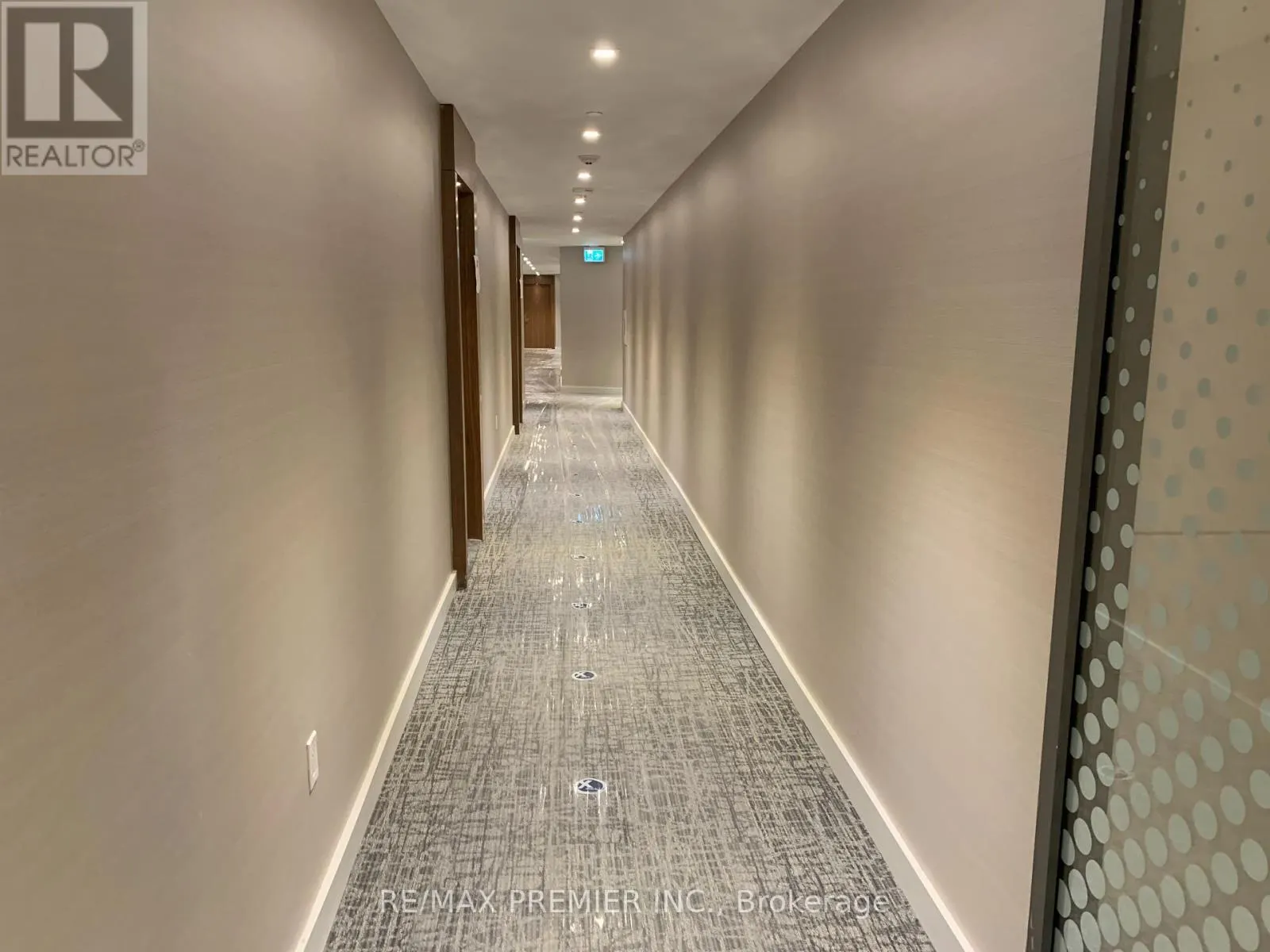814 - 15 QUEENS QUAY E