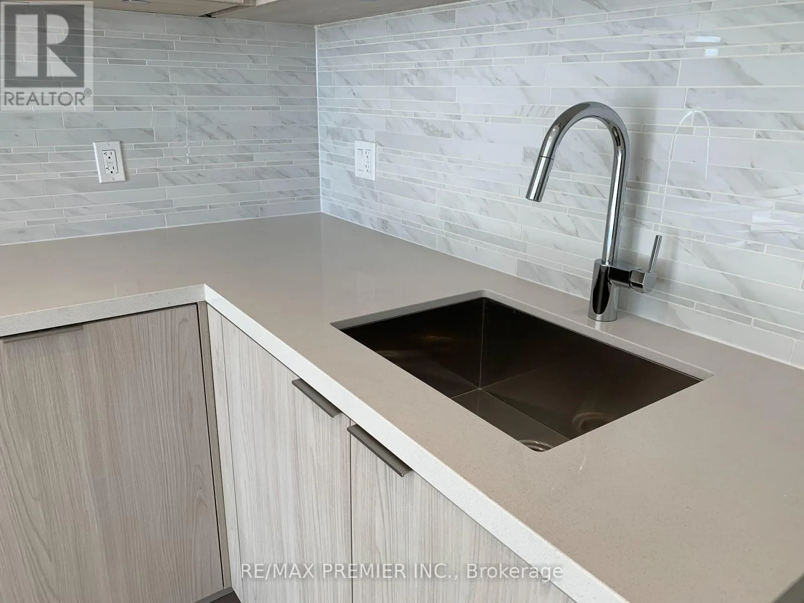 814 - 15 QUEENS QUAY E
