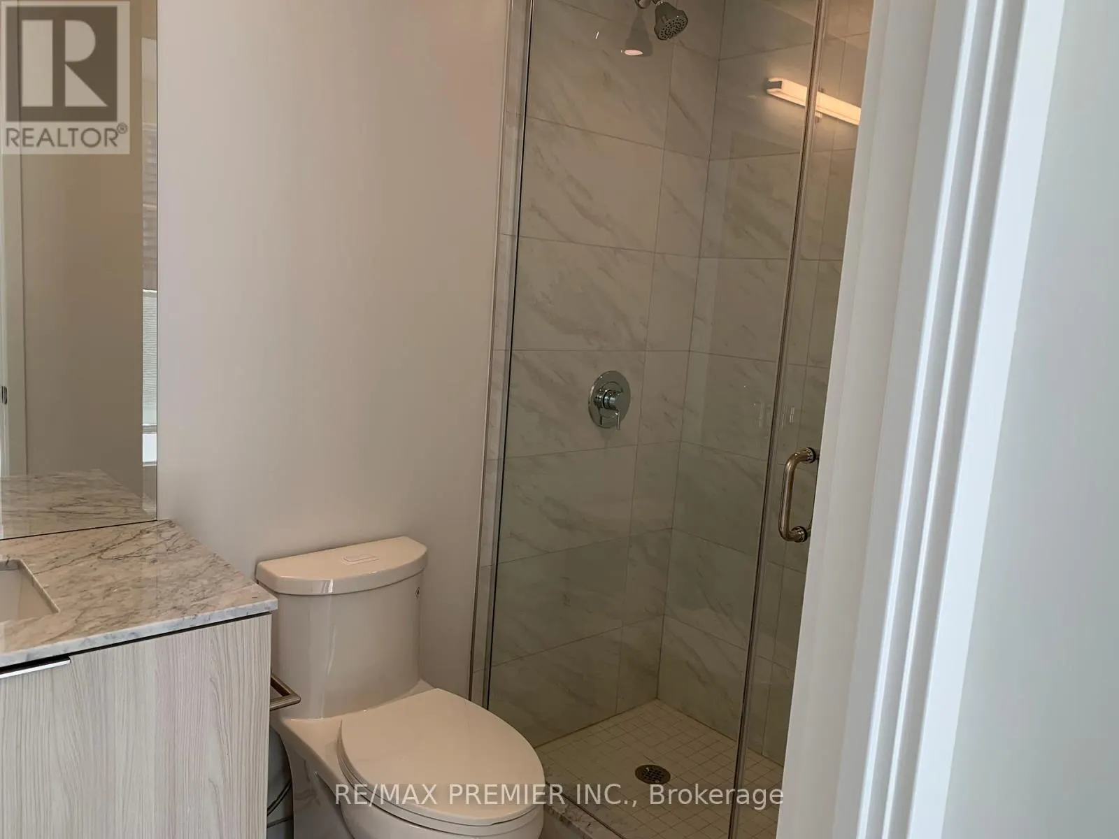 814 - 15 QUEENS QUAY E