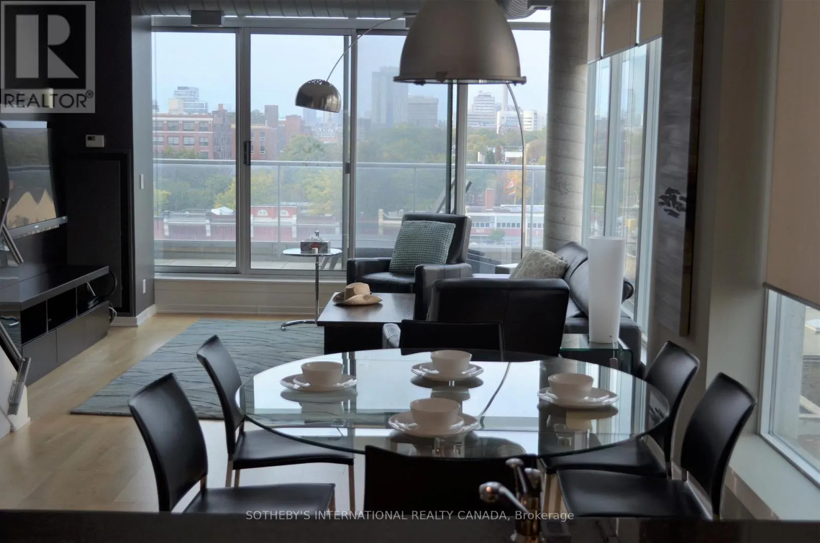 725 - 388 RICHMOND STREET W