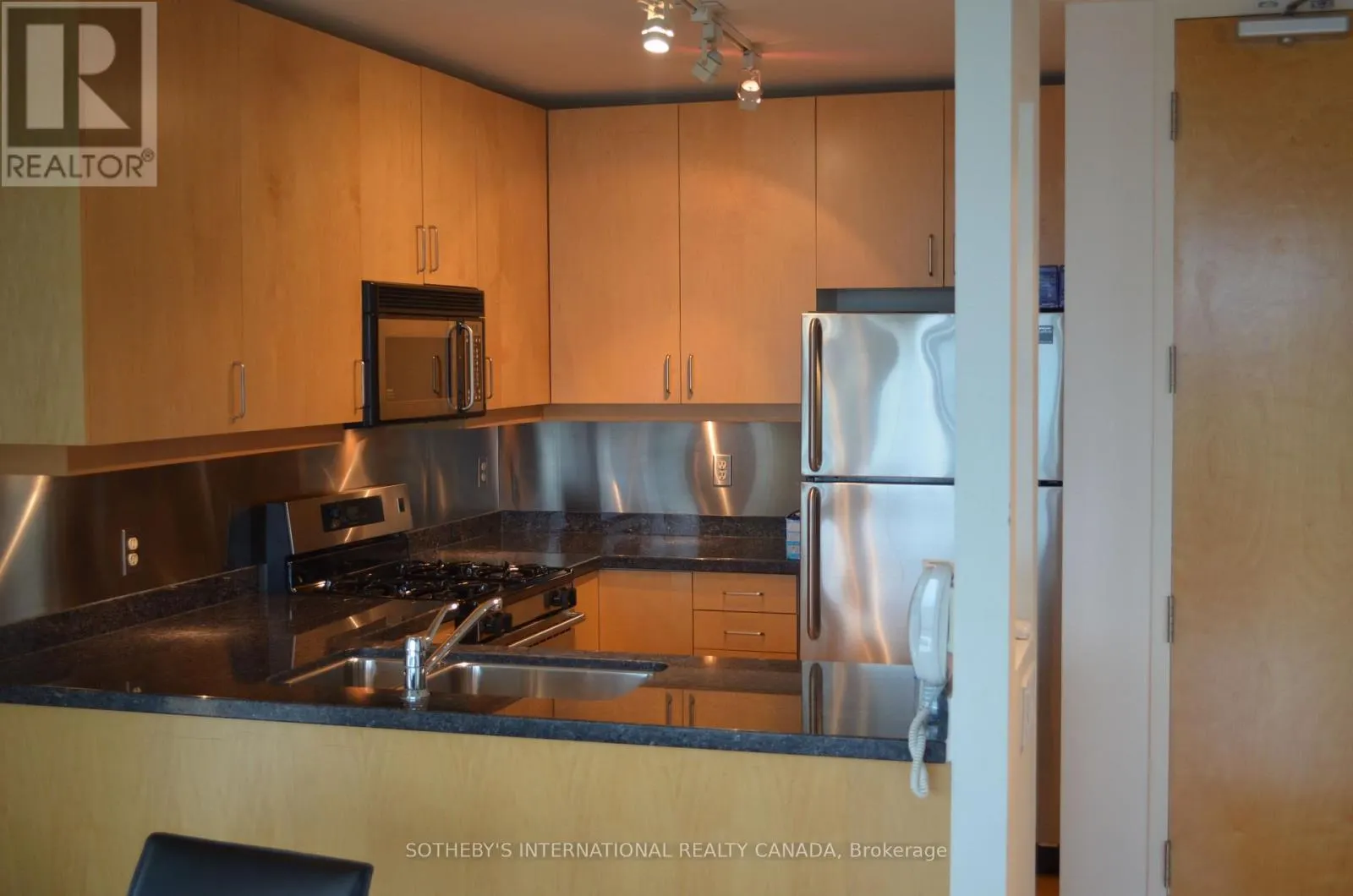 725 - 388 RICHMOND STREET W