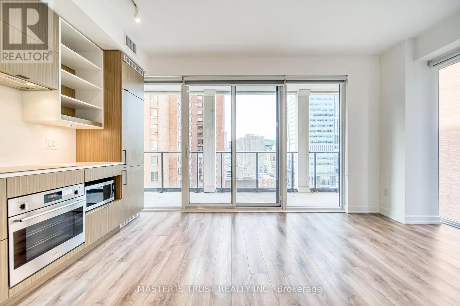 916 - 20 EDWARD STREET