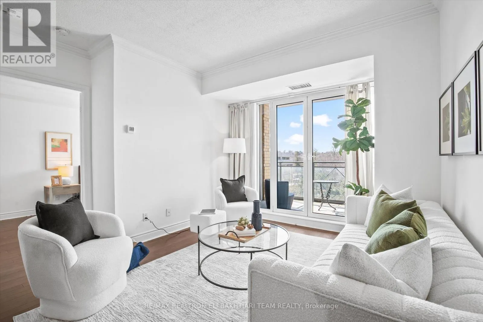 618 - 11 WILLIAM CARSON CRESCENT