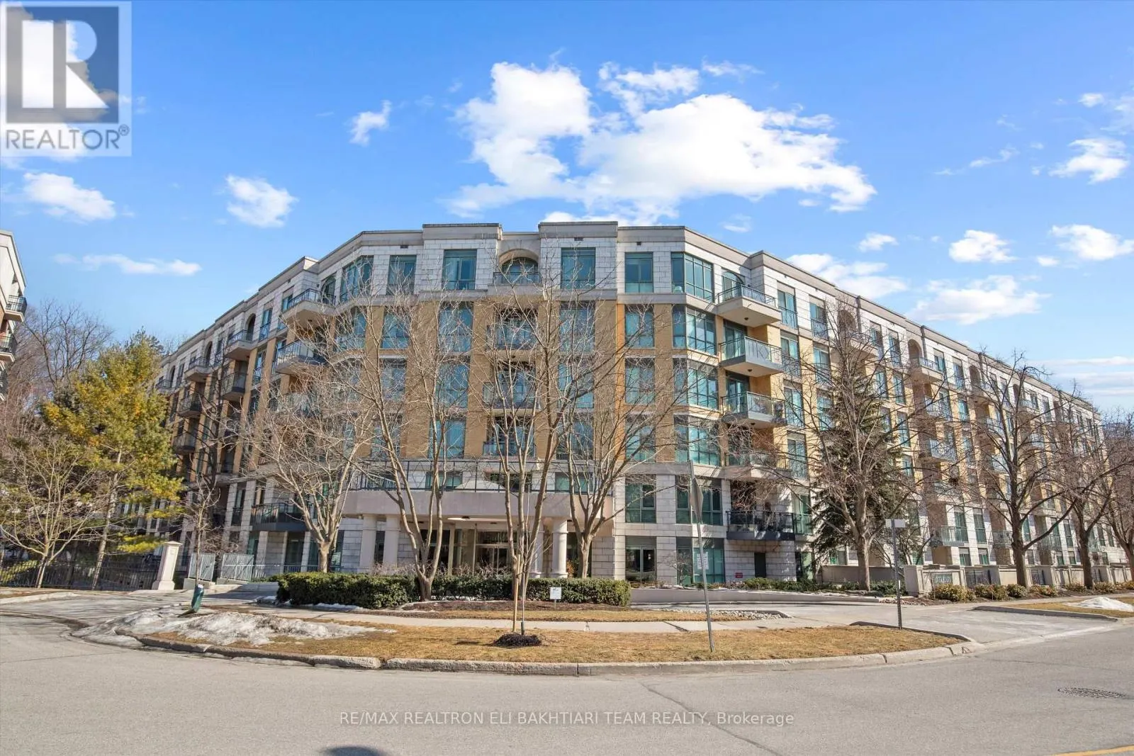 618 - 11 WILLIAM CARSON CRESCENT