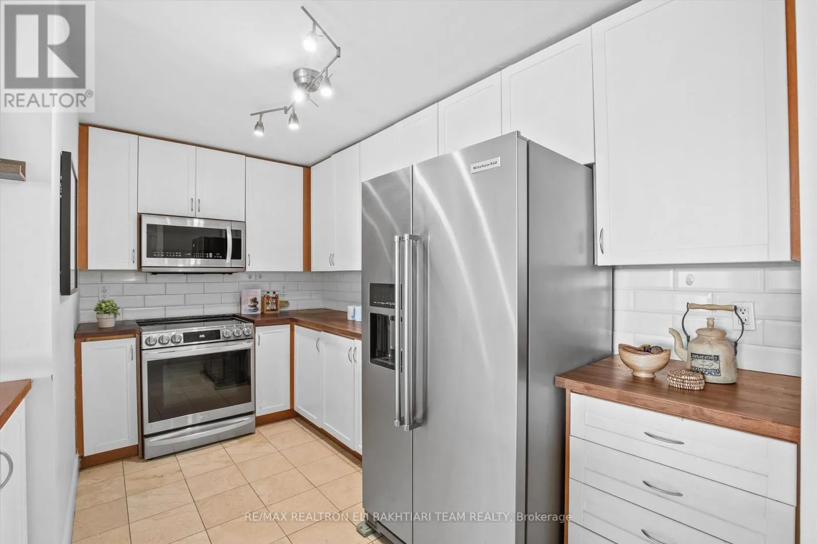 618 - 11 WILLIAM CARSON CRESCENT