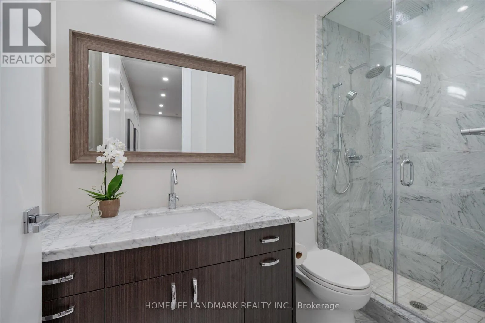 102 - 29 QUEENS QUAY E