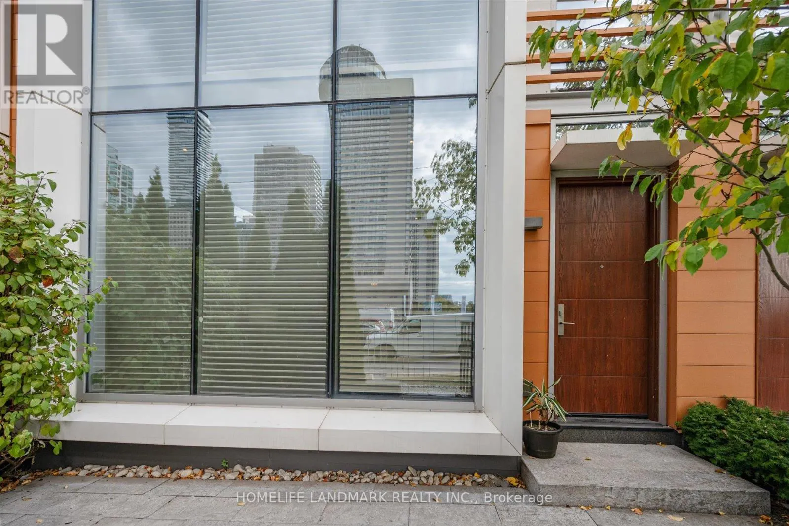 102 - 29 QUEENS QUAY E
