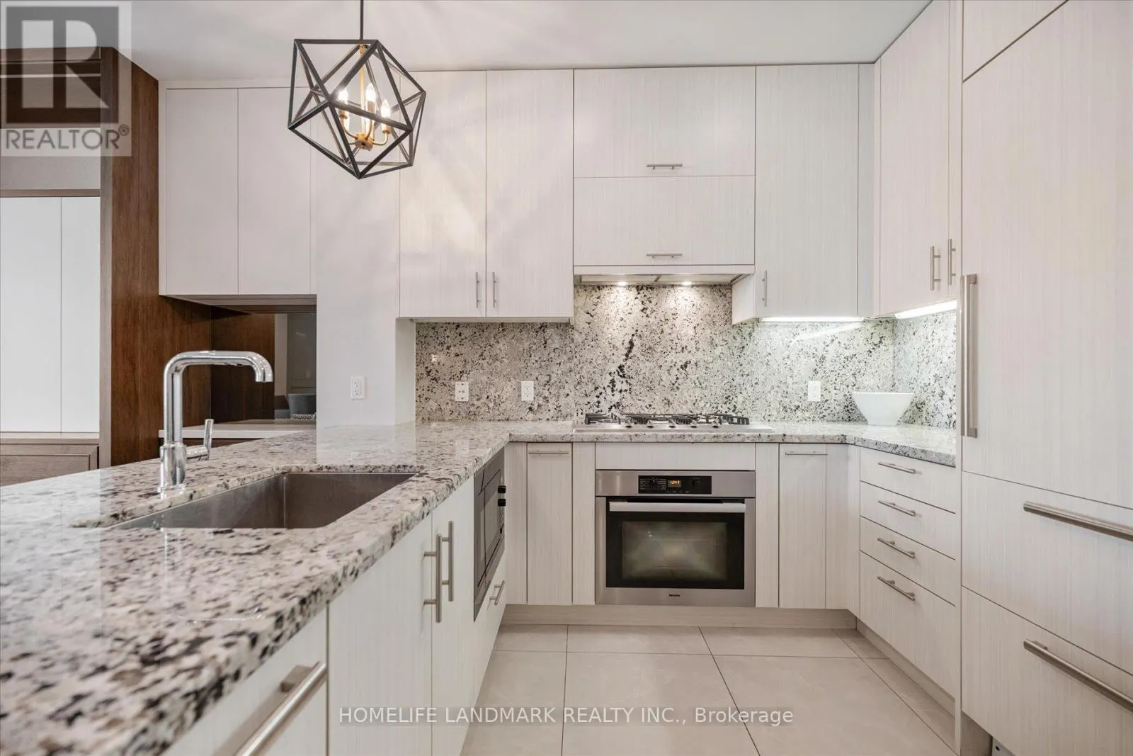 102 - 29 QUEENS QUAY E
