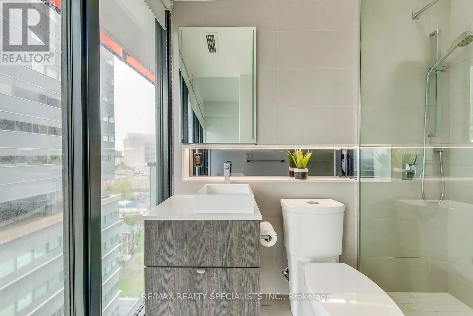 1405 - 215 QUEEN STREET W