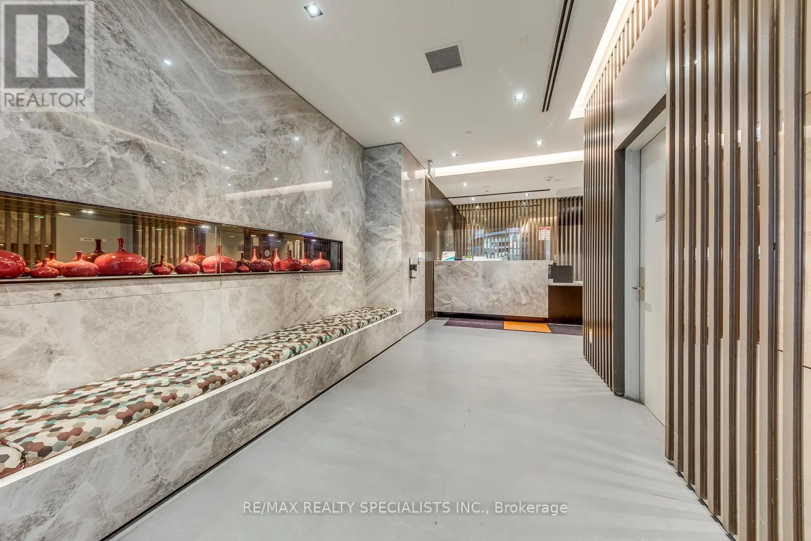 1405 - 215 QUEEN STREET W