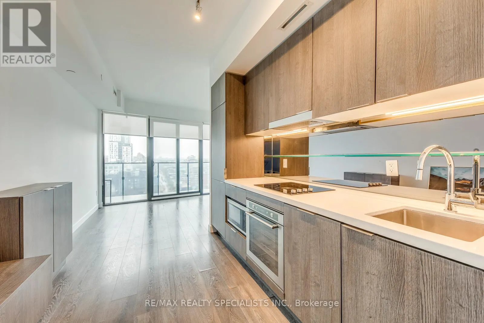 1405 - 215 QUEEN STREET W