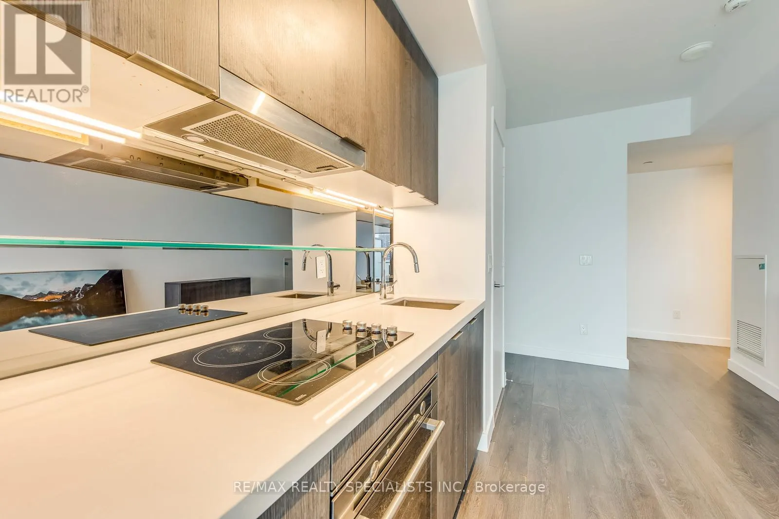 1405 - 215 QUEEN STREET W