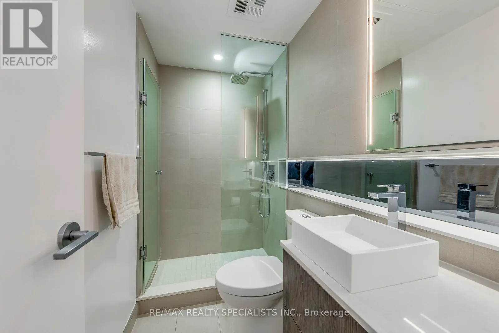 1405 - 215 QUEEN STREET W