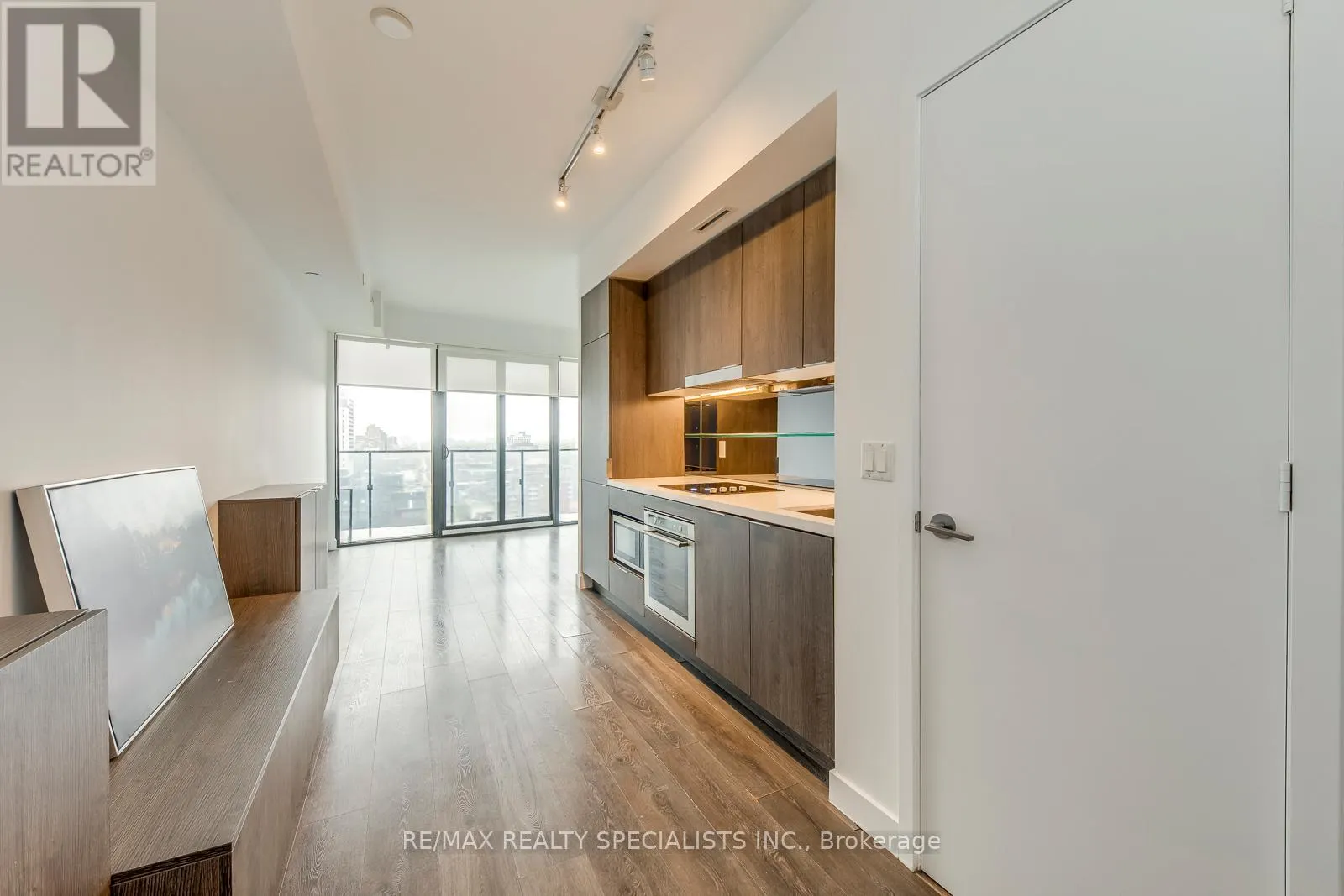 1405 - 215 QUEEN STREET W