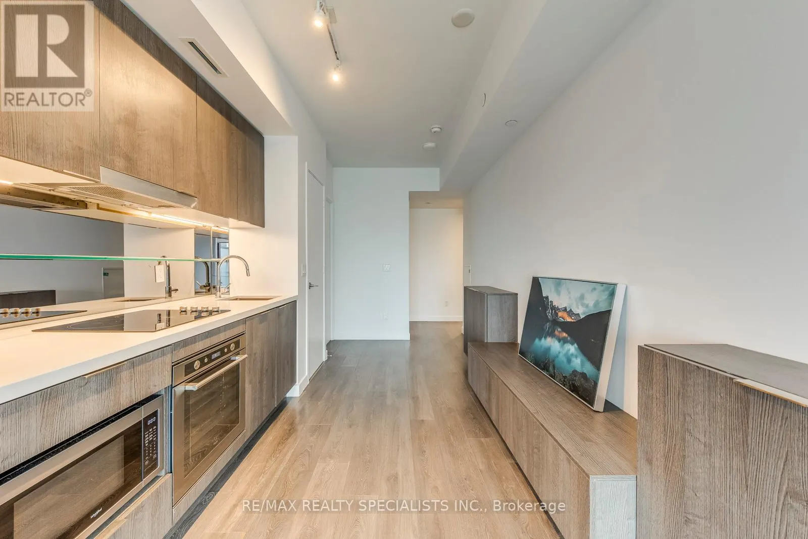 1405 - 215 QUEEN STREET W