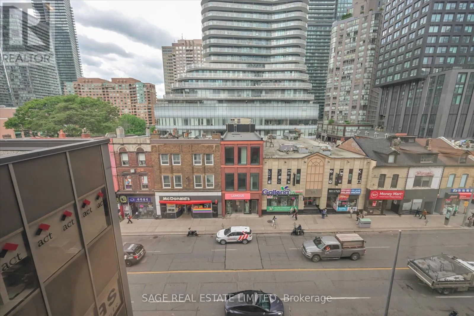 413 - 555 YONGE STREET