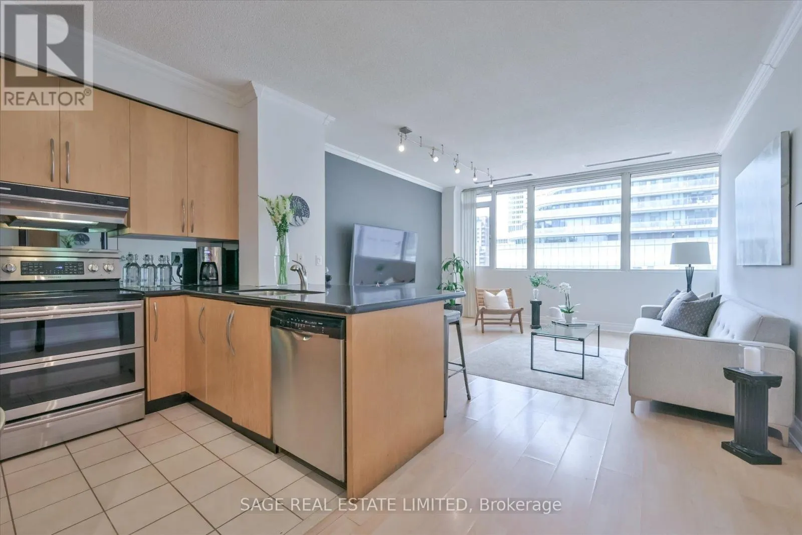 413 - 555 YONGE STREET