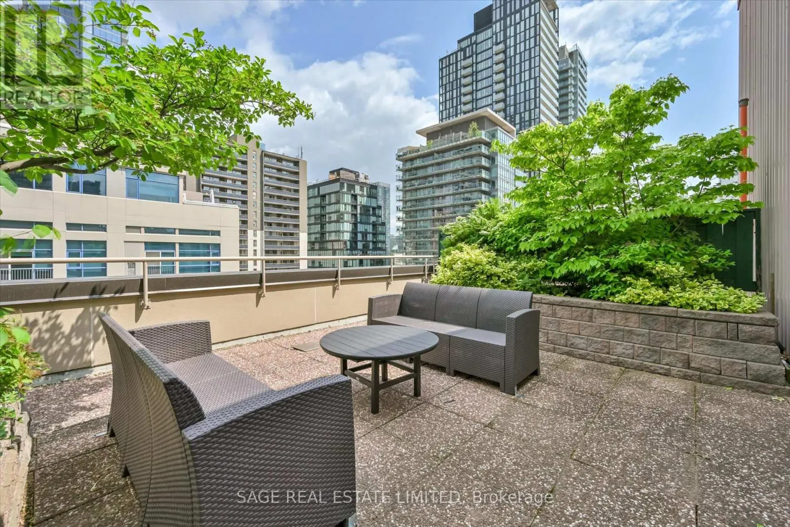 413 - 555 YONGE STREET