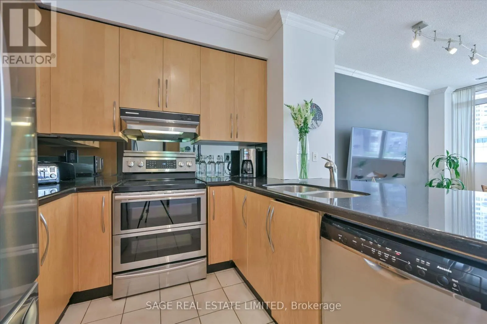 413 - 555 YONGE STREET