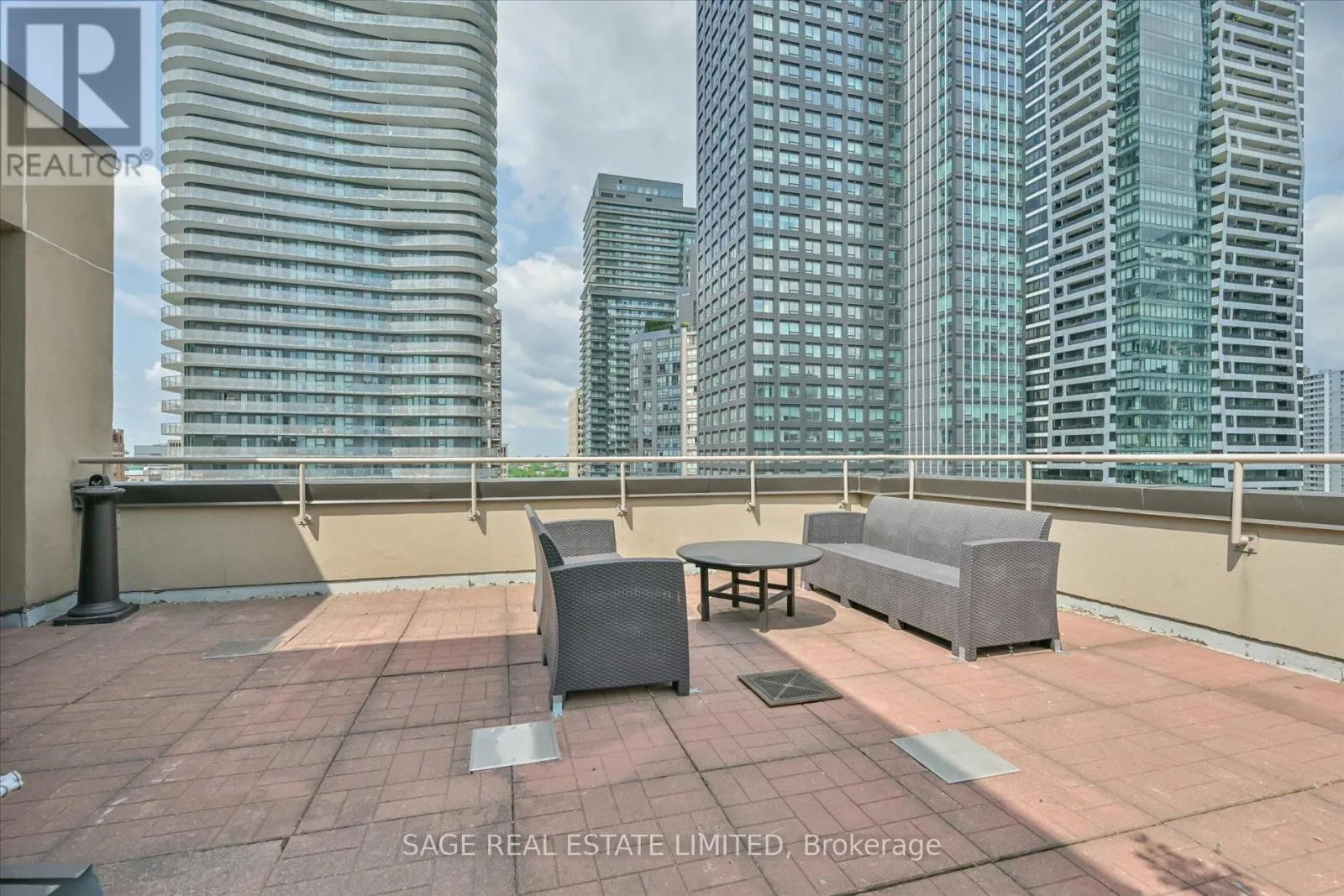 413 - 555 YONGE STREET