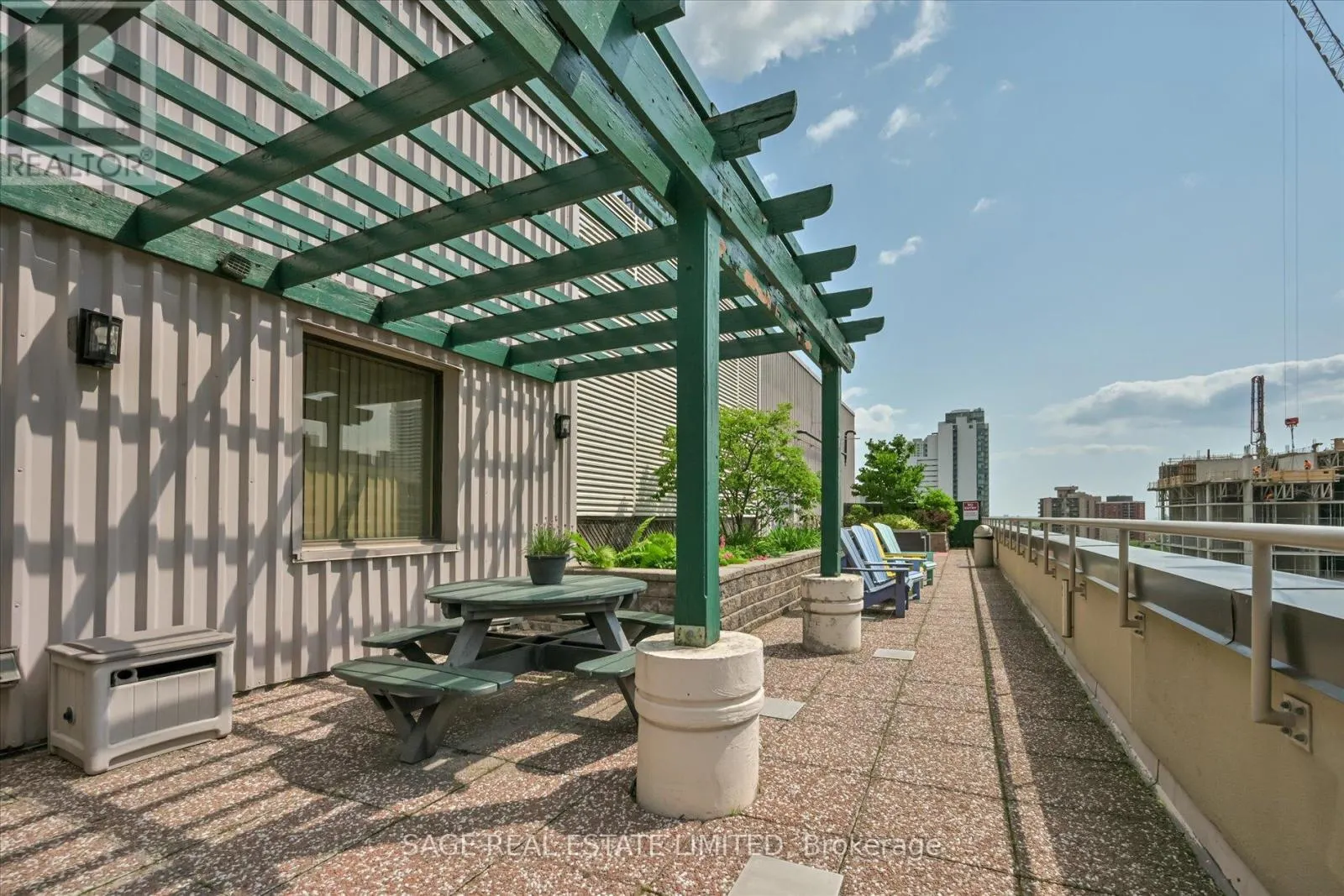 413 - 555 YONGE STREET