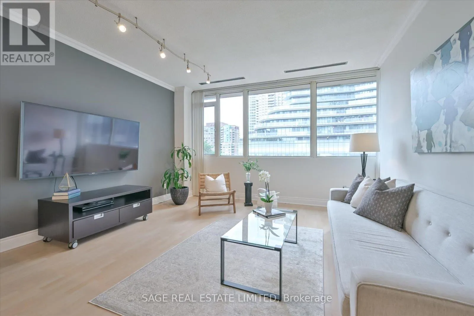 413 - 555 YONGE STREET