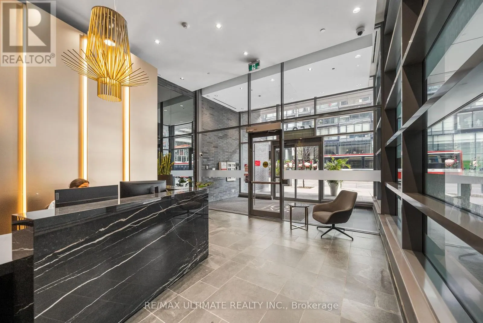 315 - 650 KING STREET W