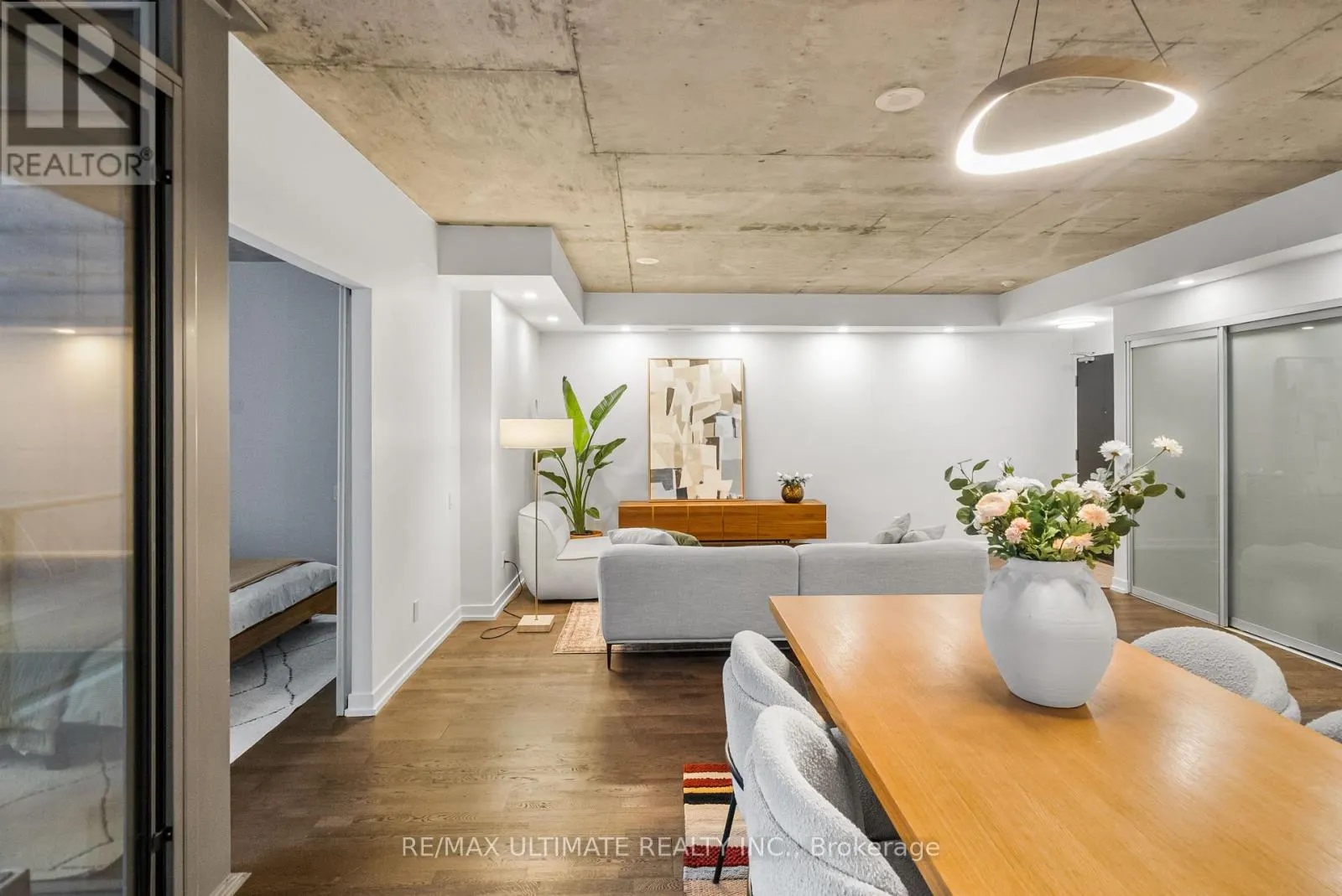 315 - 650 KING STREET W