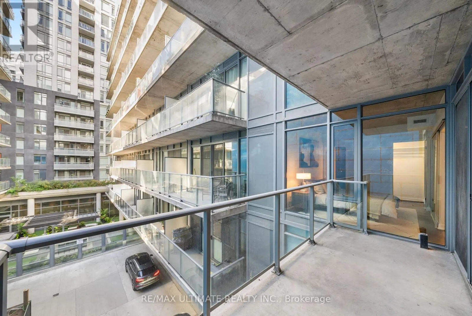 315 - 650 KING STREET W