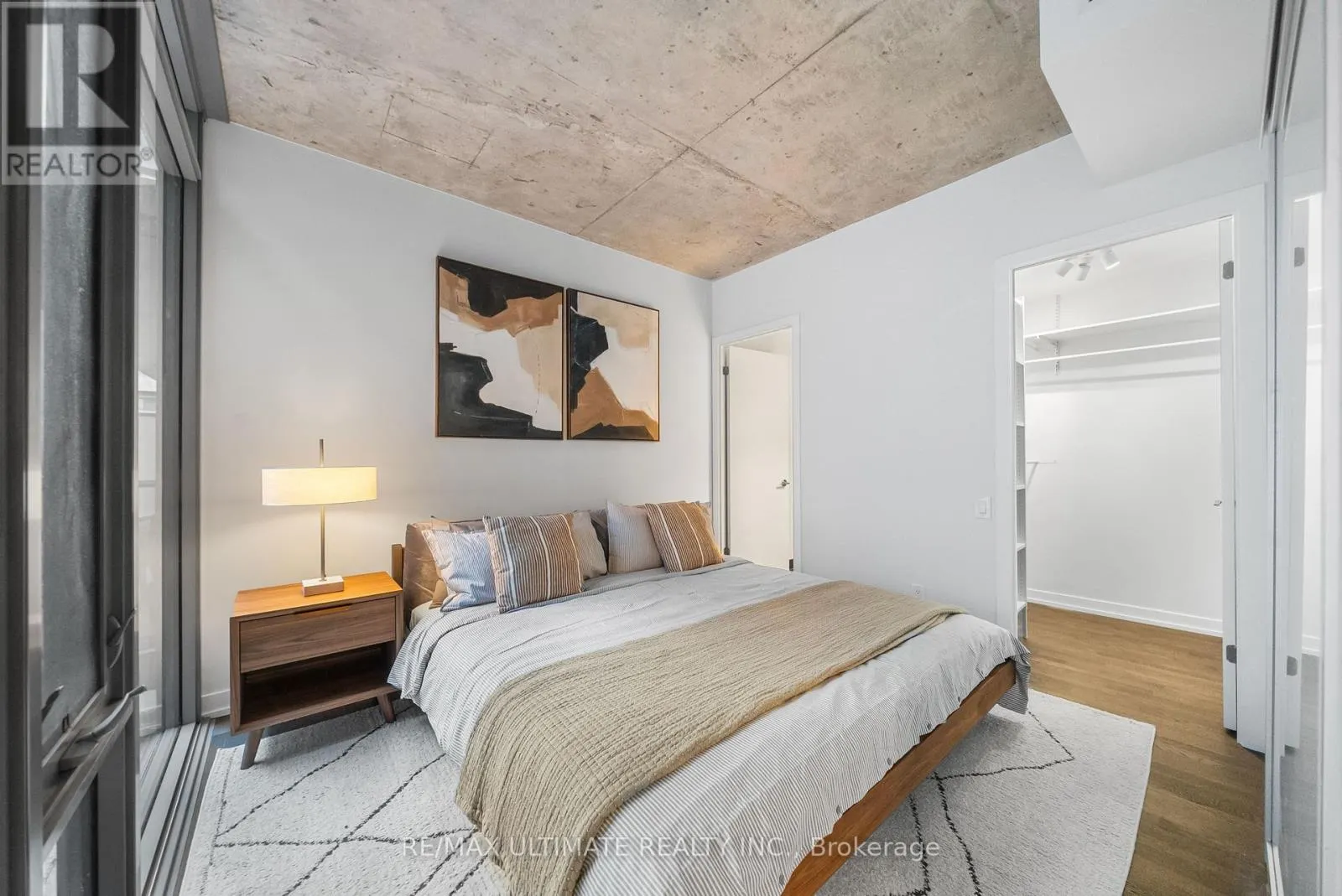 315 - 650 KING STREET W