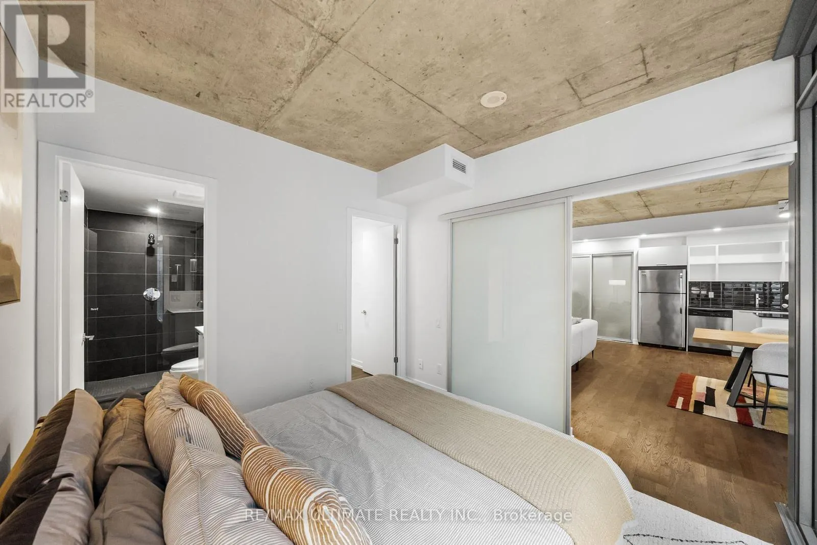 315 - 650 KING STREET W