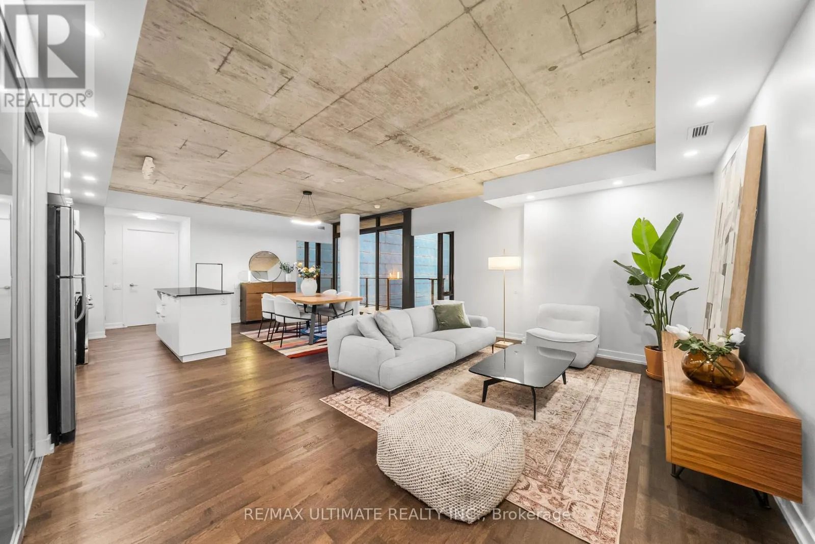 315 - 650 KING STREET W