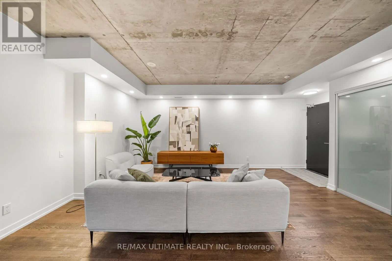 315 - 650 KING STREET W