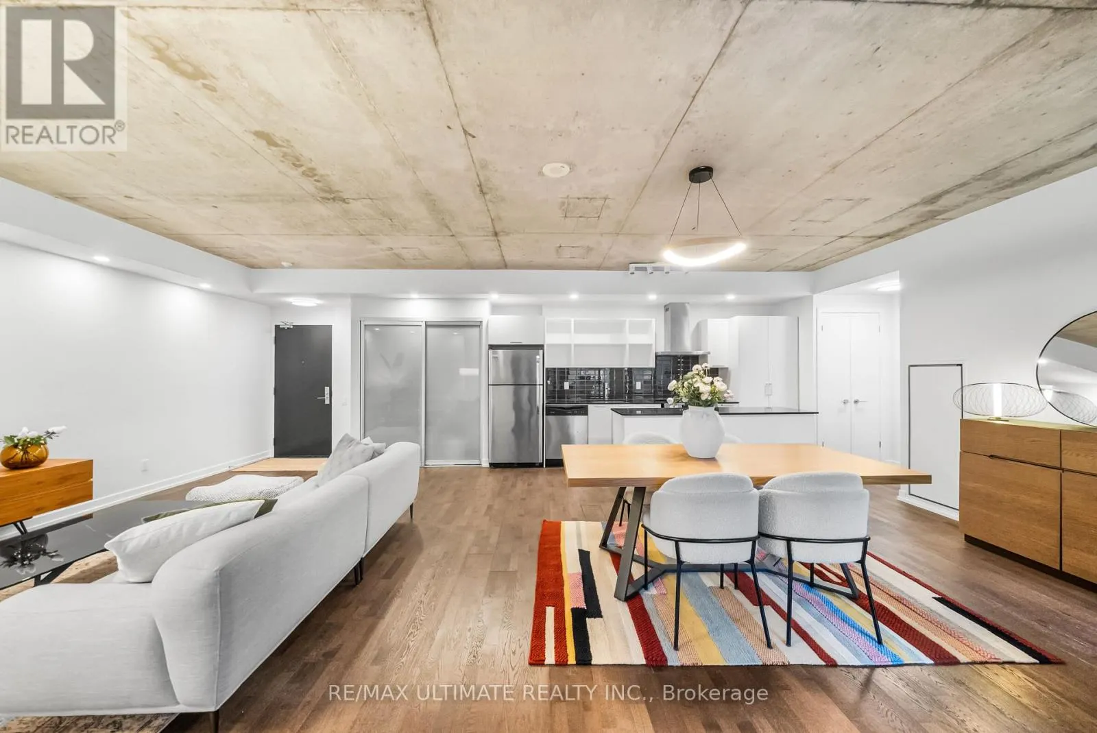 315 - 650 KING STREET W