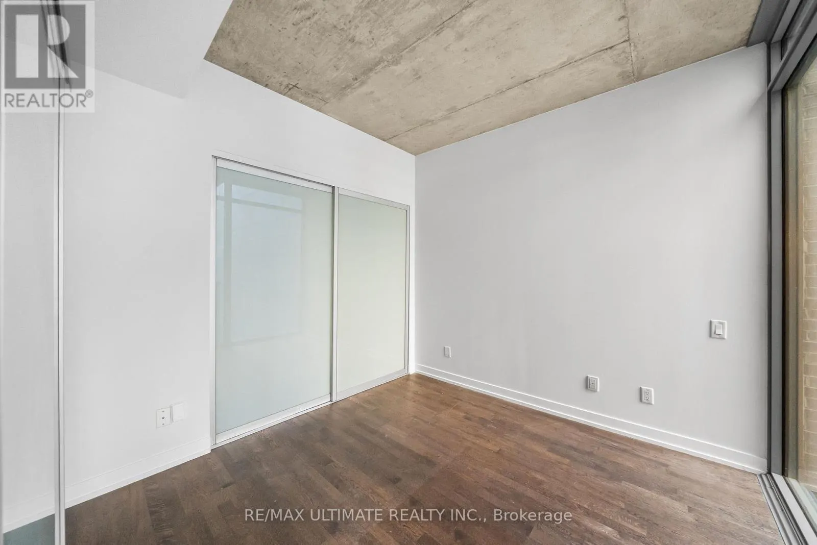 315 - 650 KING STREET W