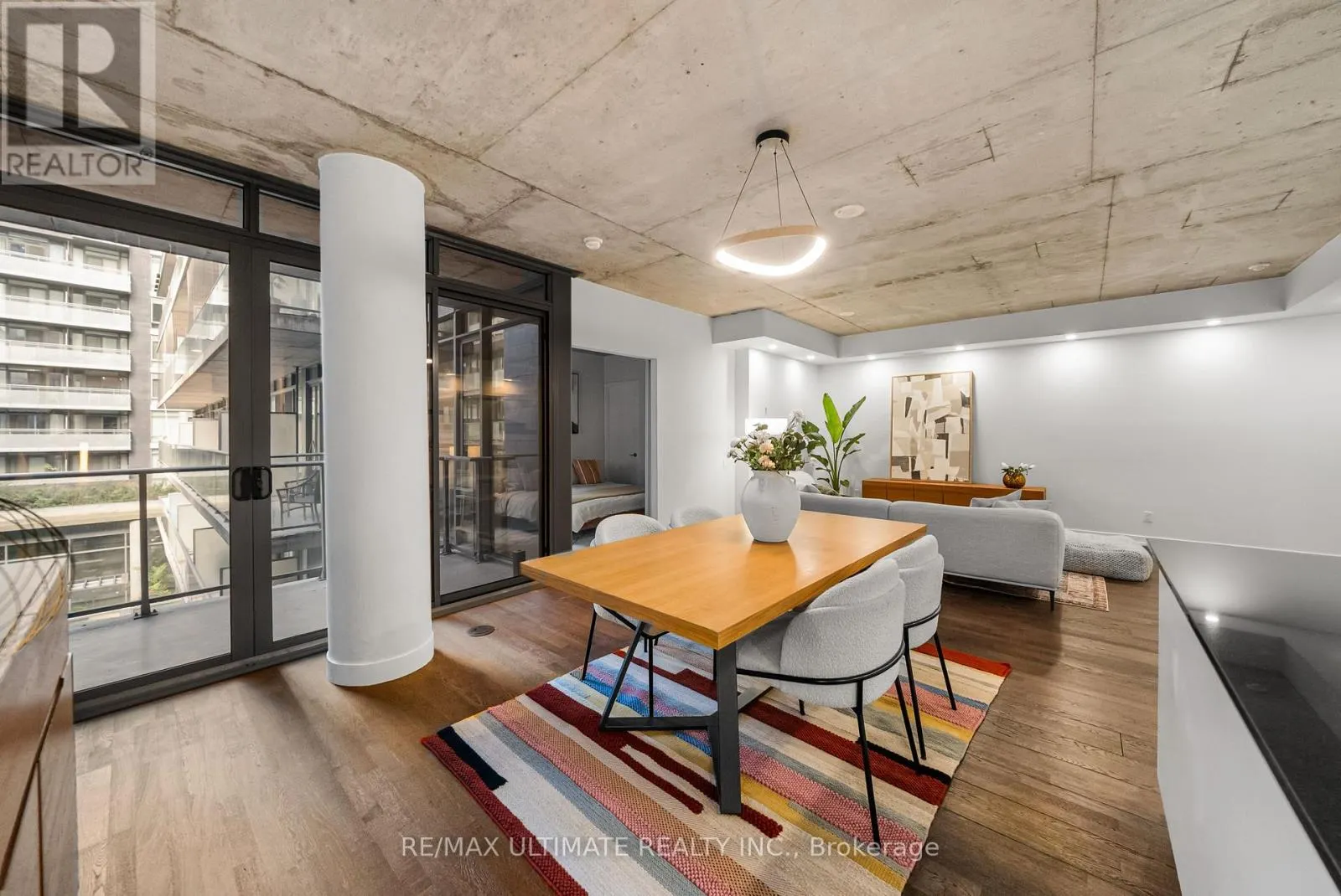 315 - 650 KING STREET W