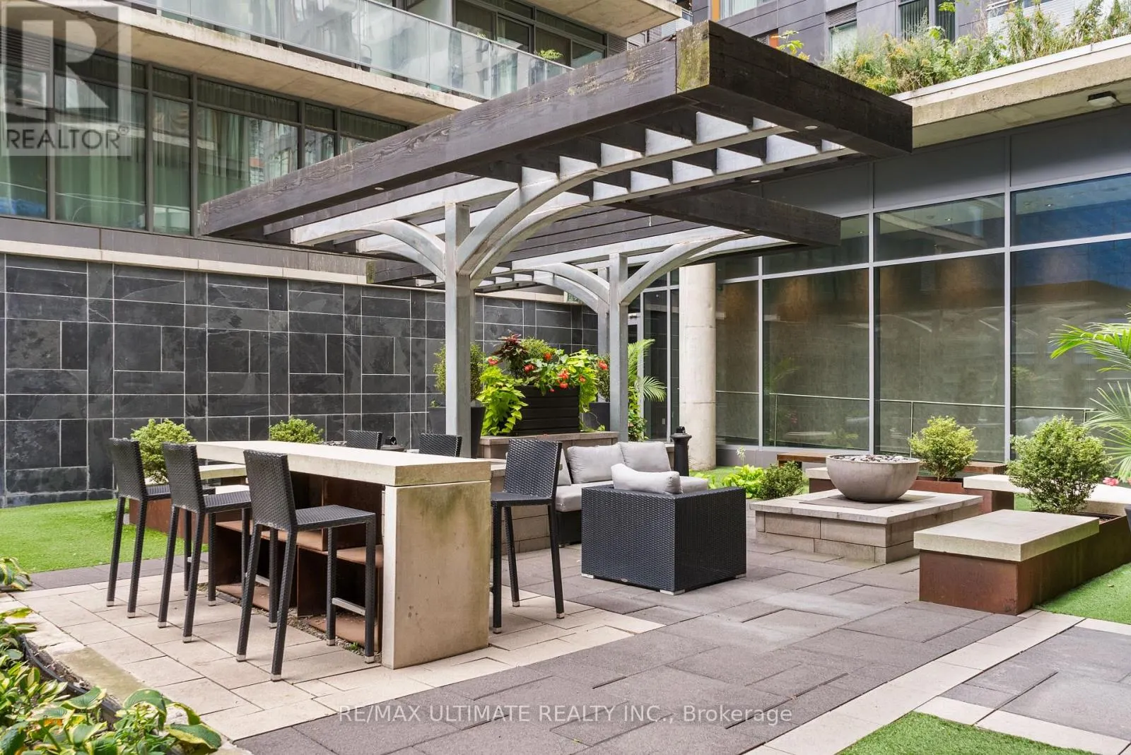 315 - 650 KING STREET W