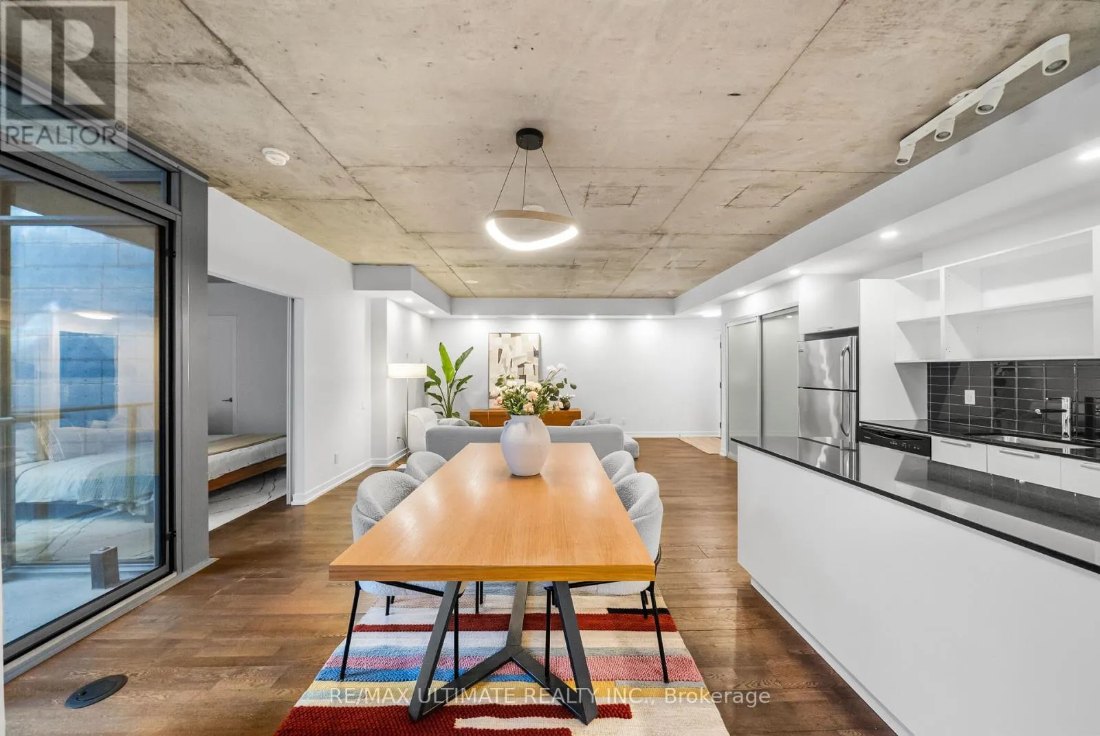 315 - 650 KING STREET W