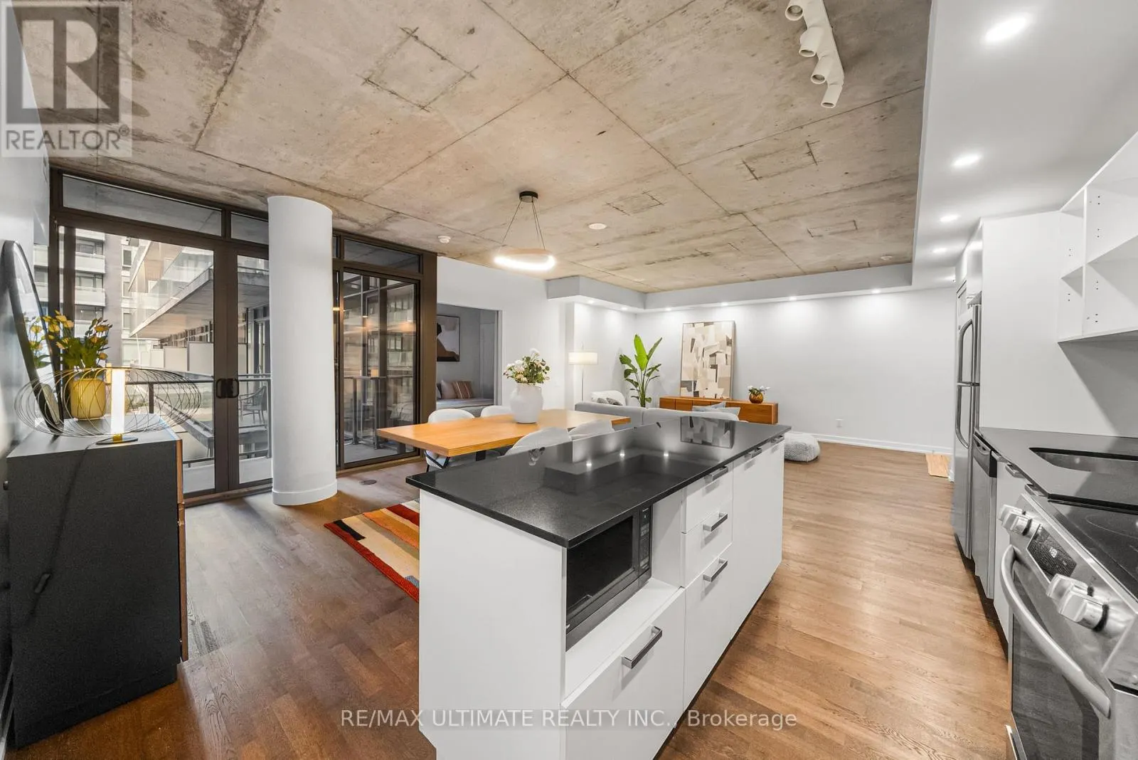 315 - 650 KING STREET W