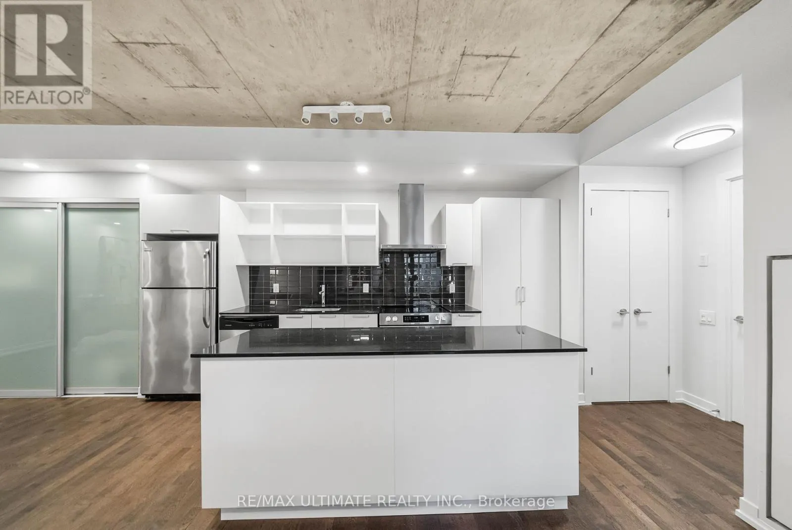 315 - 650 KING STREET W
