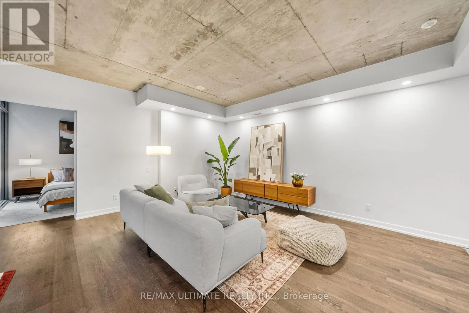 315 - 650 KING STREET W